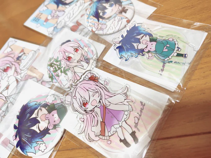 ハピシュガのオンラインくじ届いた…!タペストリーでかすぎる…!色紙もアクスタもさとしおで揃ってめちゃくちゃ可愛い…⟡.*鍵空とみやき先生素敵なイラストをありがとう…#ハピシュガ 