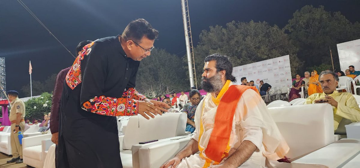 Vrajrajkumarji1's tweet photo. Blessed Garba Mahotsav organised by Vadodara Police.

#vrajrajkumarji #navtratri #blessings #guru #grace https://t.co/jFxYRUnFH1