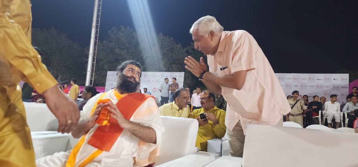 Vrajrajkumarji1's tweet photo. Blessed Garba Mahotsav organised by Vadodara Police.

#vrajrajkumarji #navtratri #blessings #guru #grace https://t.co/jFxYRUnFH1