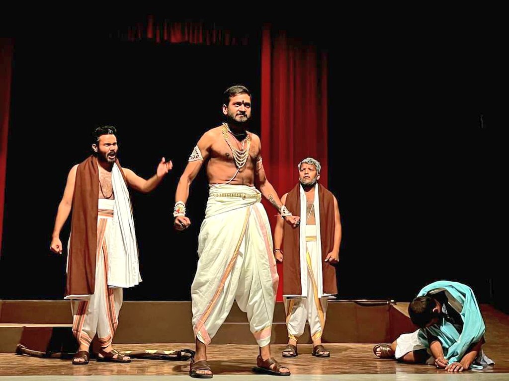 डॉ. धर्मवीर भारती लिखित नाटक अंधा युग का मंचन 4 और 5 नवम्बर को शाम 7बजे, श्री राम सेंटर, मंडी हाउस, नई दिल्ली में होगा। नाटक का निर्देशन अरविन्द गौड़ ने किया हैं। संगीत डॉ. संगीता गौड़ का हैं। नाटक के टिकट बुक माई शो पर उपलब्ध हैं। in.bookmyshow.com/special/hindi-… #Theatre #AsmitaTheatre