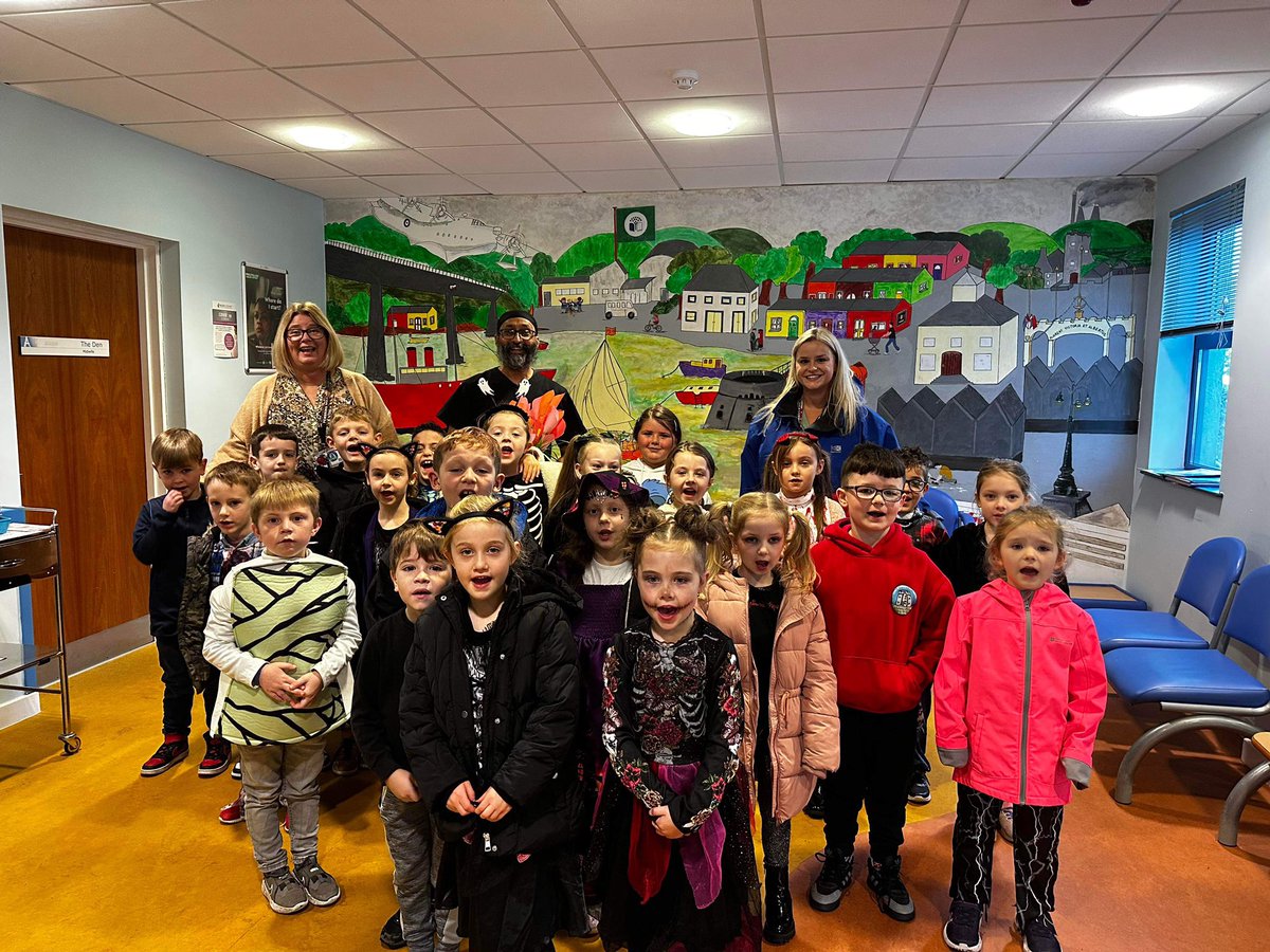 yr2PDCS's tweet photo. This morning 2EKD completed their act of random kindness to Dr Bhari🩺. He was nominated for being a kind and caring GP and was given a bunch of origami flowers created by the class💐. Diolch Dr Bhari😊. #ethicallyinformedcitizens #actofrandomkindness @HeadPdcs @SchoolsPembs https://t.co/DnHiGIuyDh