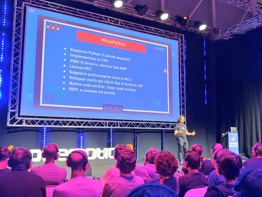 loige's tweet image. Plz Call an ambulance 🚑, @antirez is rewriting everything! 😱

#codemotion #lora #lorawan #freakwan