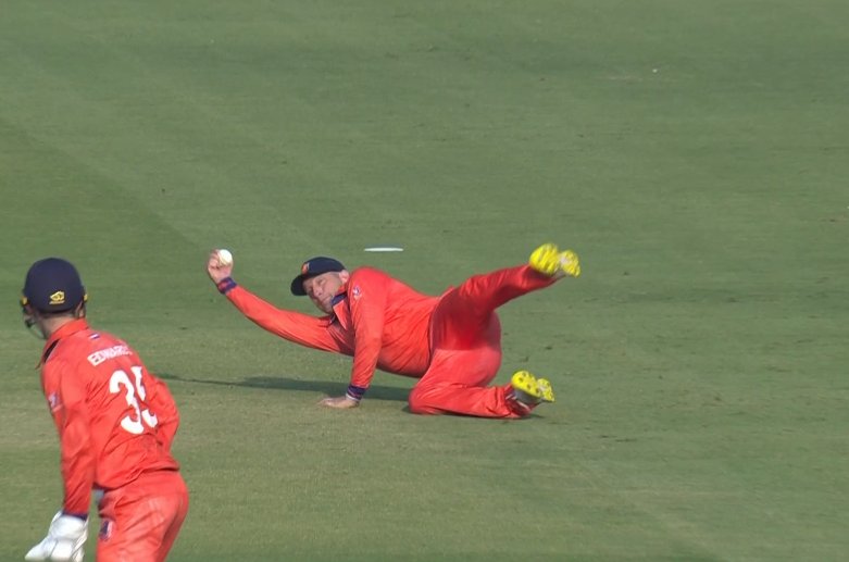 BouncerAvenue's tweet photo. The Legend does it again, absolute blinder !!
Smith departs.
#AUSvNED #SteveSmith #ICCCricketWorldCup #VanDerMerwe https://t.co/Q3BeZ7ADm9