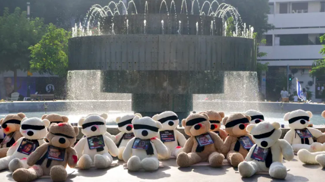 i24NEWS_FR's tweet photo. Tel Aviv : des ours en peluche avec les photos des enfants israéliens kidnappés par le Hamas https://t.co/AQPgkTm4HQ