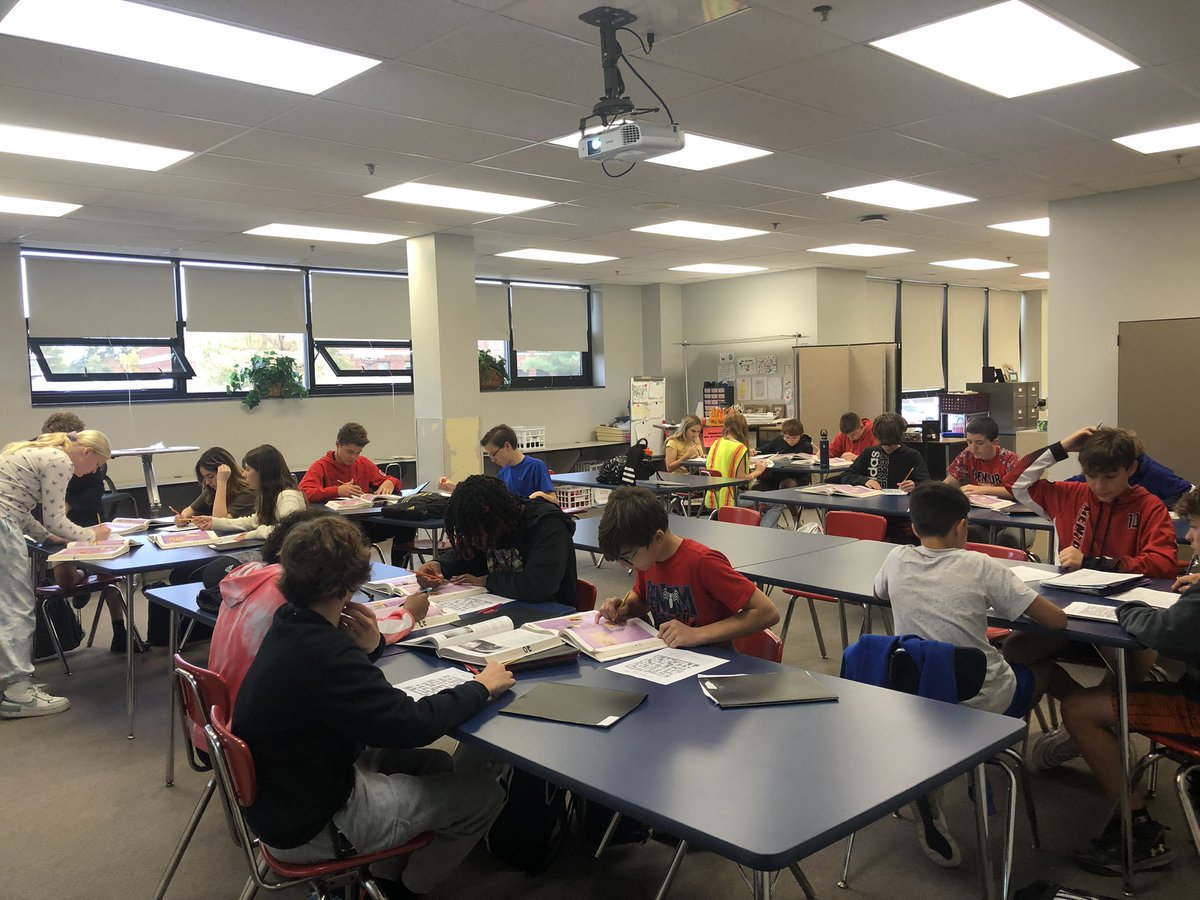 MrsVCfcs's tweet image. When donuts are on the line, 8th graders at @MentorMemorial 👏🏻GET 👏🏻TO 👏🏻WORK reviewing #CookingMethods