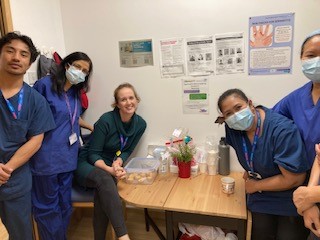 Great 2 C Nicole 1 of R Speaking Up Champions in Opthalmology at SMH, BucksHealthcare in Green and using her Green plant to get conversations going about how she can help and #BreakingFTSUBarriers. Thank you! <a href="/NMacdonaldBHT/">Neil Macdonald</a> @bridgetokelly <a href="/NatGuardianFTSU/">National Guardian's Office 💙</a>