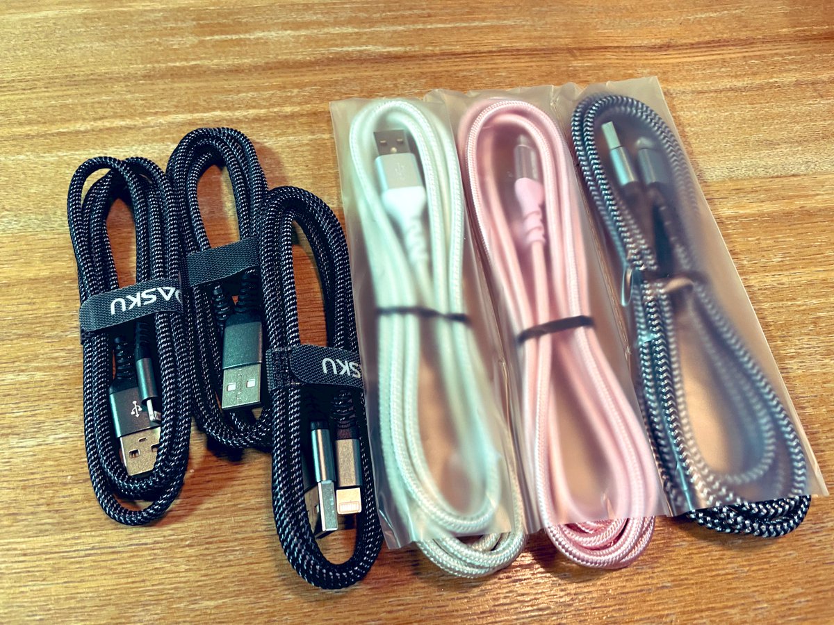 1000noseri's tweet image. #Amazon #ライトニングケーブル
Amazonから無事荷物が届きました。どんだけケーブル頼んでんだよ！って感じですが、家族3人iPhoneでiPad Air3もあるので実は結構使います…なんて言い分けで、頼みすぎたとちょっと後悔しています。
まあでも使うからいいか〜！…