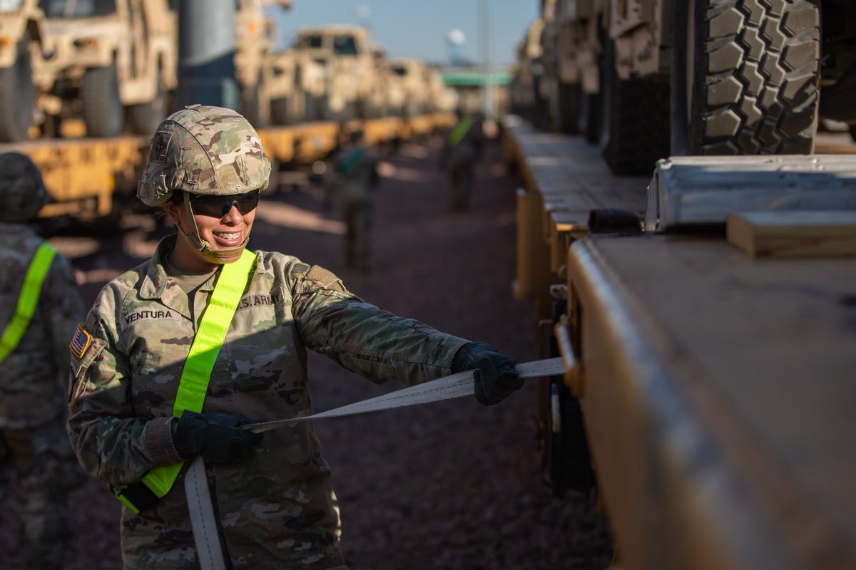 US_TRANSCOM's tweet image. Soldiers conduct railhead operations at Fort Carson with vehicles that recently arrived from deployment in Eastern Europe.

Our commercial partners &amp;amp; national infrastructures are critical to our ability to reach national objectives. #TogetherWeDeliver  #SurfaceWarriors #SDDC