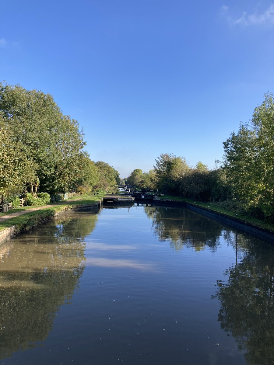 carolinesouthal's tweet photo. It looks like a summer day this late October afternoon at #hattonlocks. So beautiful and uplifting. Healing in nature and cleansing the timeline at the same time. @CanalRiverTrust https://t.co/yDo4jymccQ