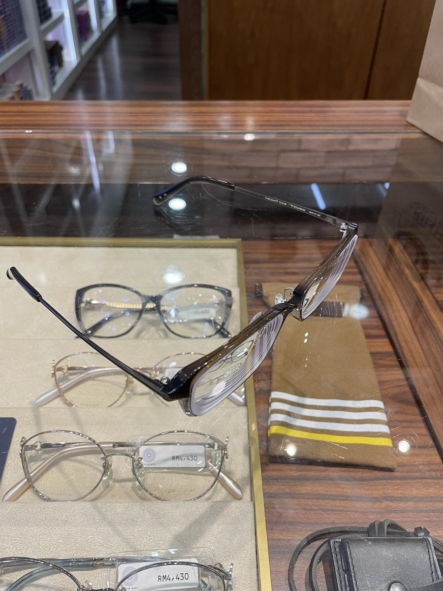 HannZiq's tweet photo. Beli new specs after 3 years. Rasanya dah tiba masa pelepasan cukai diberikan LHDN utk beli kacamata. For me yg power tinggi, harga 1k ke atas tak lari punya. Dpt claim tax up to 2k pun dah okay. If cover keluarga, lagi baik. Kalau dentist boleh, takkan optometris x boleh kan 😌 https://t.co/rGgHzZHIMf