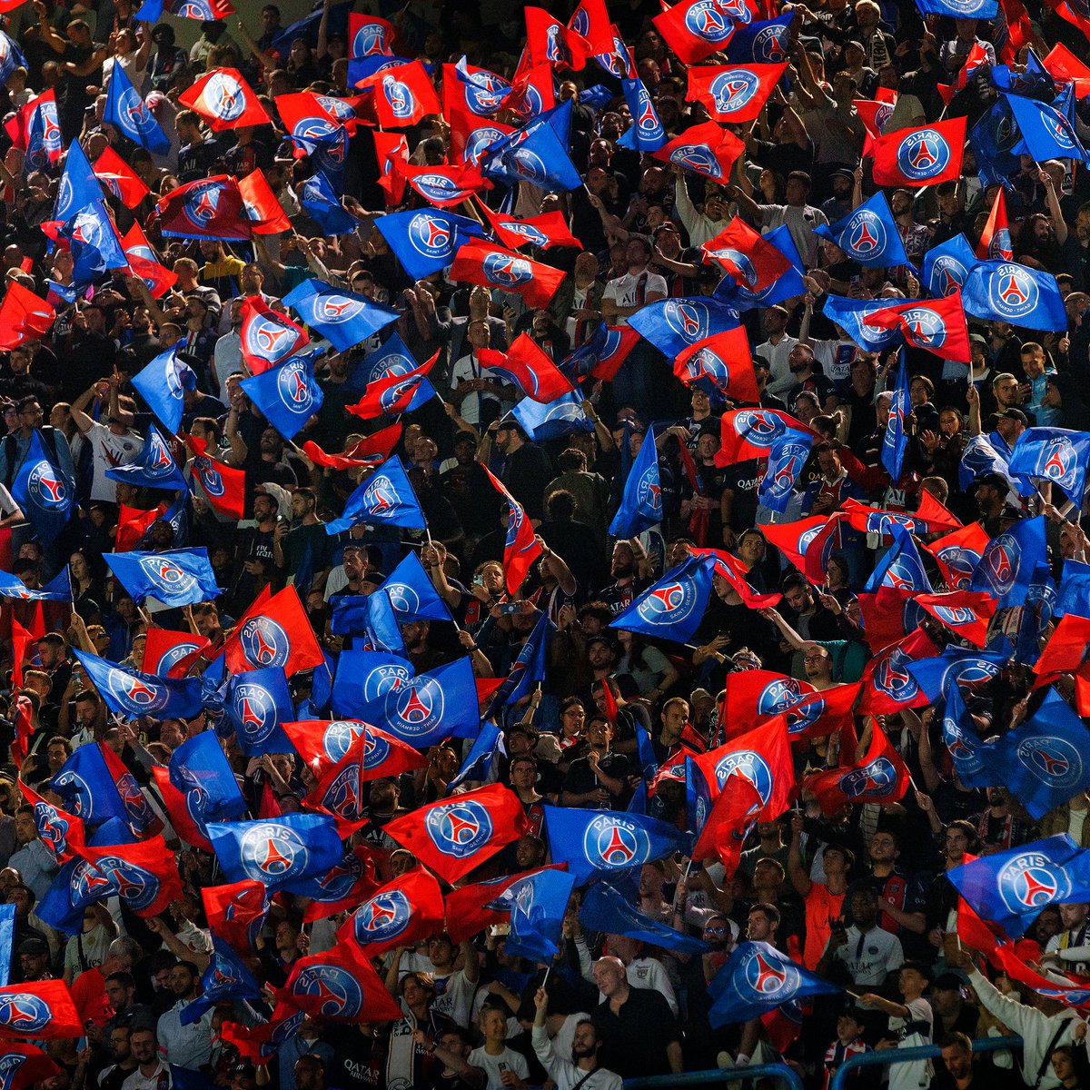PSGbrasil's tweet photo. Neste dia de jogo da @ChampionsLeague, use orgulhosamente nossas cores com esta hashtag #️⃣⤵️
📲 #ADayInRedAndBlue
Compartilharemos suas fotos mais lindas ❤️💙 https://t.co/yG2qUlJmvS