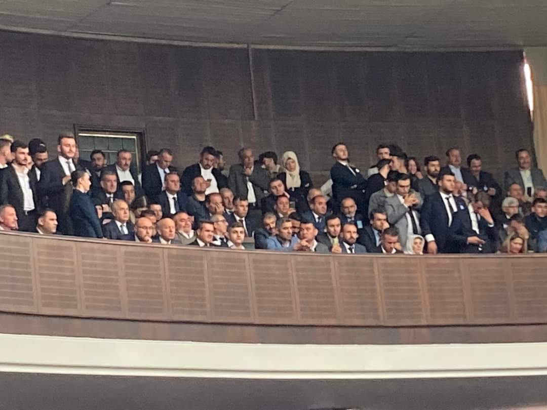 Teşkilatlarımız ve Tokat Milletvekilimiz Sayın Dt. Cüneyt Aldemir ile birlikte Grup Başkanvekilimiz ve Milletvekilimiz Sayın Av. Muhammet Emin Akbaşoğlu’nun yönettiği AK Parti Grup Toplantısında Genel Başkanı’mız ve Cumhurbaşkanımız Sayın Recep Tayyip Erdoğan’ı dinliyoruz.