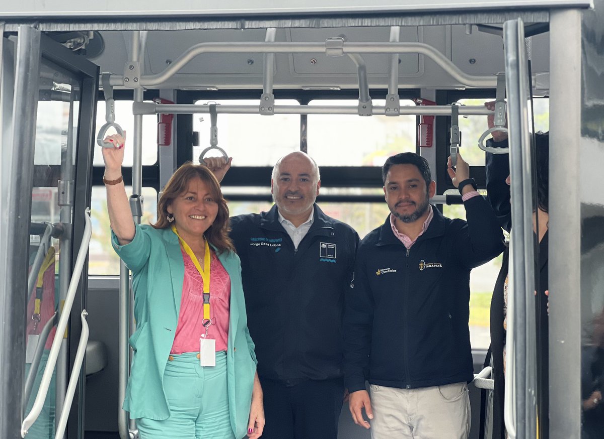 Subtrans's tweet photo. ¡Seguimos avanzando en acortar las brechas territoriales!

Como parte del programa “Renueva tu Micro”, y junto al @Gore_Tarapaca y autoridades locales, el subsecretario @dazajorge01 presentó hoy los nuevos buses 🚍 de alto estándar que operarán en Iquique y Alto Hospicio. https://t.co/VDhlAdaaoZ