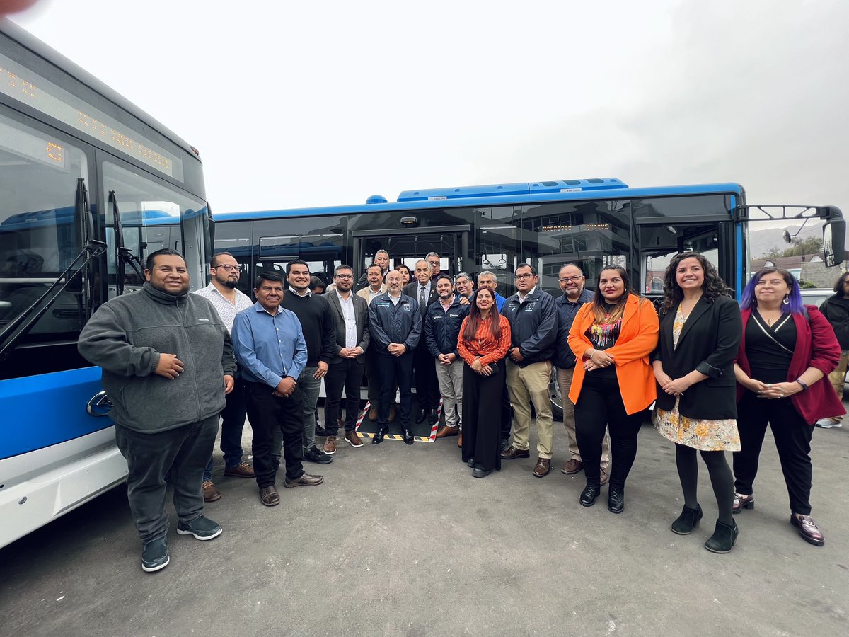 Subtrans's tweet photo. ¡Seguimos avanzando en acortar las brechas territoriales!

Como parte del programa “Renueva tu Micro”, y junto al @Gore_Tarapaca y autoridades locales, el subsecretario @dazajorge01 presentó hoy los nuevos buses 🚍 de alto estándar que operarán en Iquique y Alto Hospicio. https://t.co/VDhlAdaaoZ