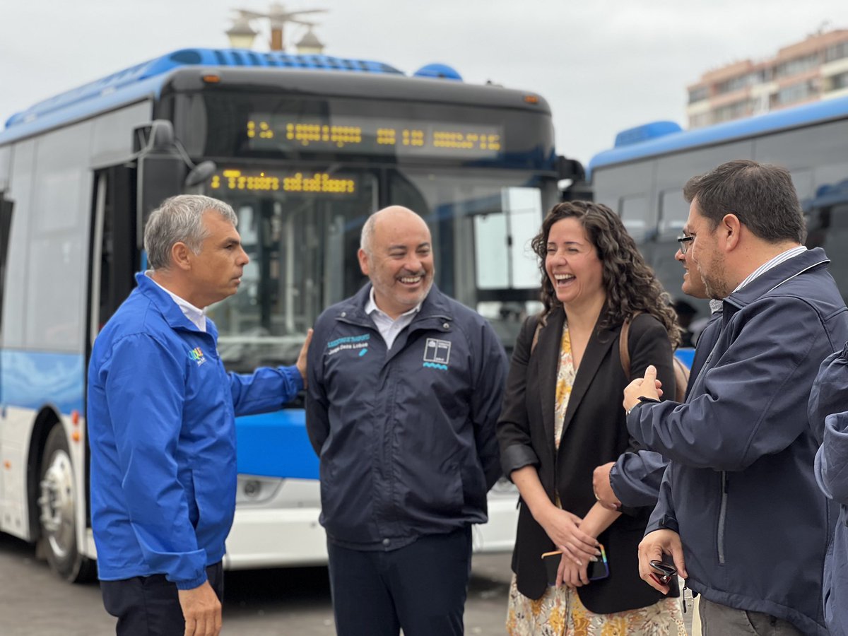 Subtrans's tweet photo. ¡Seguimos avanzando en acortar las brechas territoriales!

Como parte del programa “Renueva tu Micro”, y junto al @Gore_Tarapaca y autoridades locales, el subsecretario @dazajorge01 presentó hoy los nuevos buses 🚍 de alto estándar que operarán en Iquique y Alto Hospicio. https://t.co/VDhlAdaaoZ