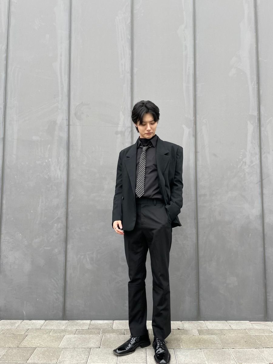 몸 예뻐서 이렇게 클래식한 핏 수트 입는거 지인짜 잘어울리는데