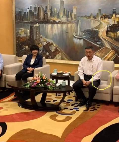 ChangChiKuang's tweet photo. #到底誰板凳坐三分之一？🤣🤣🤣
只會欺負、欺騙.......台灣人的跪共藍白黨們，不用到習近平、李強層級，只是在小小上海芝麻官面前就俯服稱臣了。 https://t.co/w1GKHxf7P1