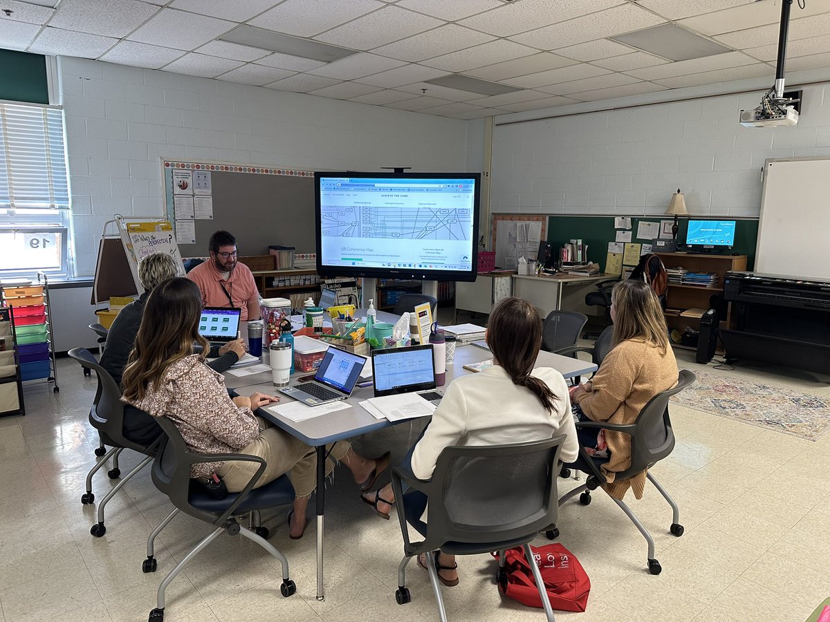 Elizabeth McLaughlin tweet media