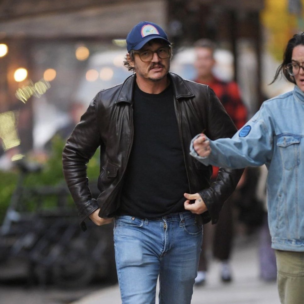 D1LFMILLER's tweet image. i wanna sit on his lap and lay on his chest while he caresses my hair and i—