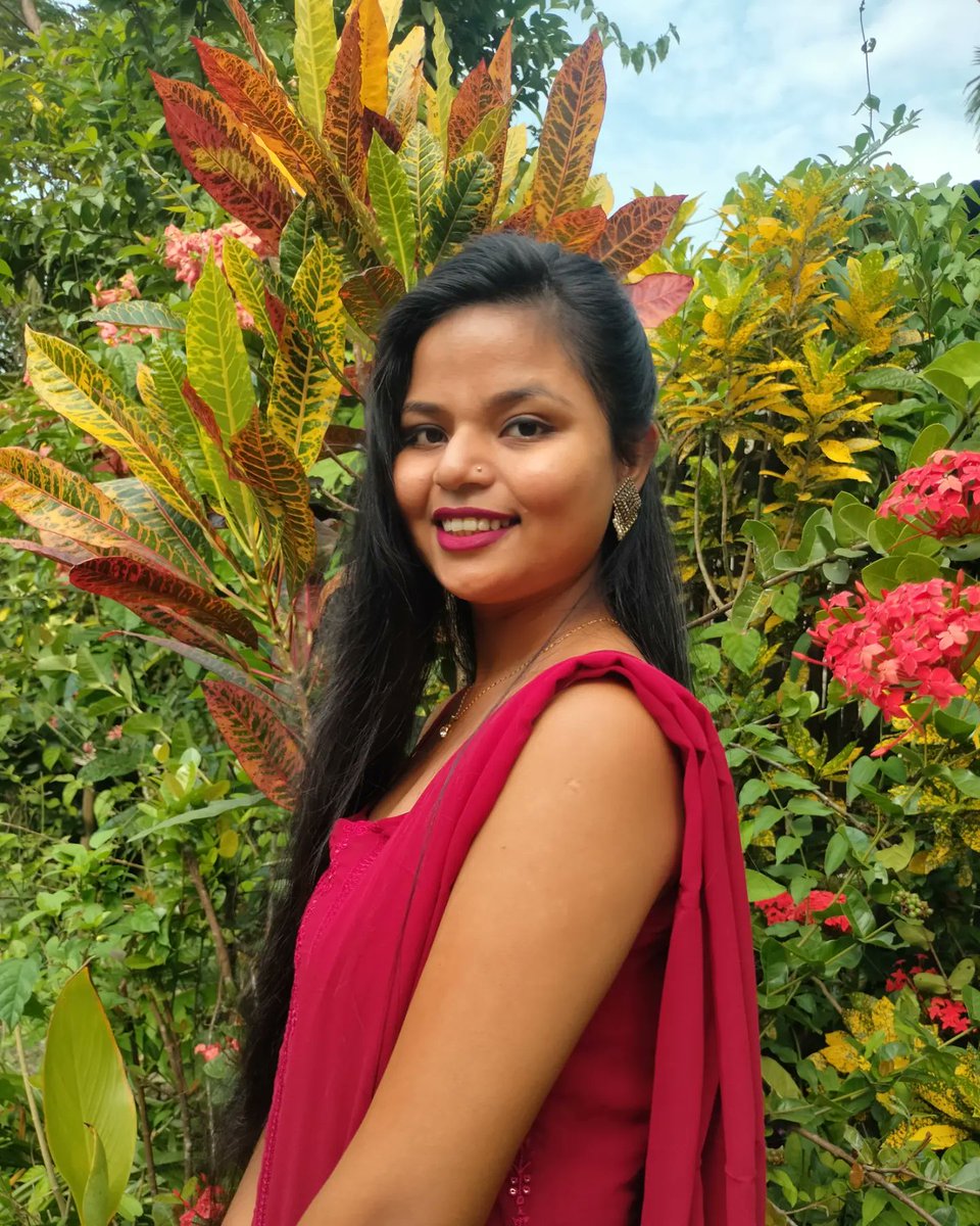 Modhu454's tweet image. মোক ৰঙা কৰিবলৈ ইমানখিনি ৰঙা নালাগে, 
তোমাৰ পোহৰেই হ&apos;ব মোৰ আন্ধাৰৰ শলিতা,
তোমাৰ হাঁহিয়ে হ&apos;ব মোৰ সমাধিৰ,
মই বিচৰা সেই শেষৰ পাহ ৰঙা গোলাপ🌹