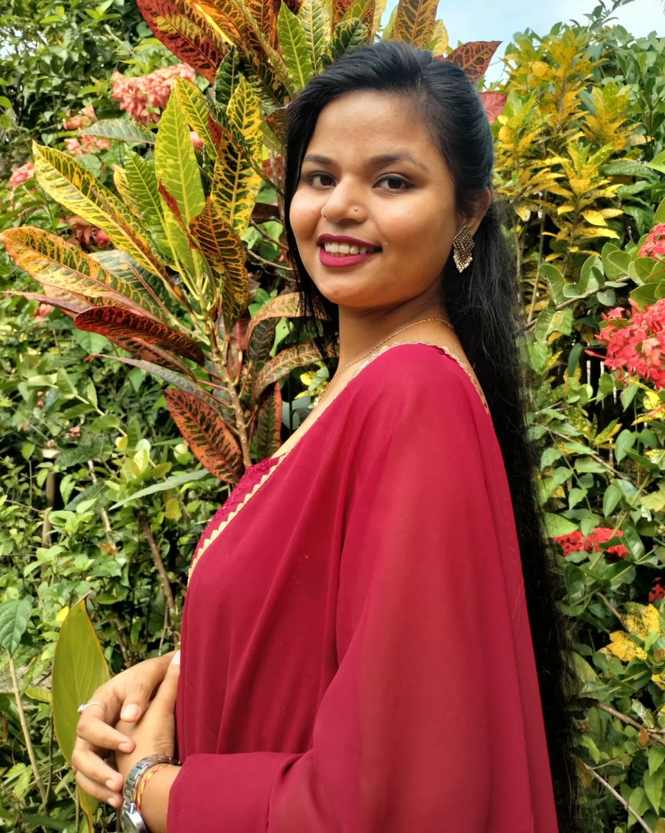 Modhu454's tweet image. মোক ৰঙা কৰিবলৈ ইমানখিনি ৰঙা নালাগে, 
তোমাৰ পোহৰেই হ&apos;ব মোৰ আন্ধাৰৰ শলিতা,
তোমাৰ হাঁহিয়ে হ&apos;ব মোৰ সমাধিৰ,
মই বিচৰা সেই শেষৰ পাহ ৰঙা গোলাপ🌹