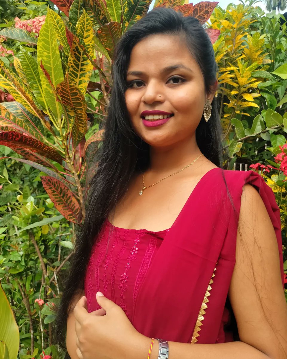 Modhu454's tweet image. মোক ৰঙা কৰিবলৈ ইমানখিনি ৰঙা নালাগে, 
তোমাৰ পোহৰেই হ&apos;ব মোৰ আন্ধাৰৰ শলিতা,
তোমাৰ হাঁহিয়ে হ&apos;ব মোৰ সমাধিৰ,
মই বিচৰা সেই শেষৰ পাহ ৰঙা গোলাপ🌹