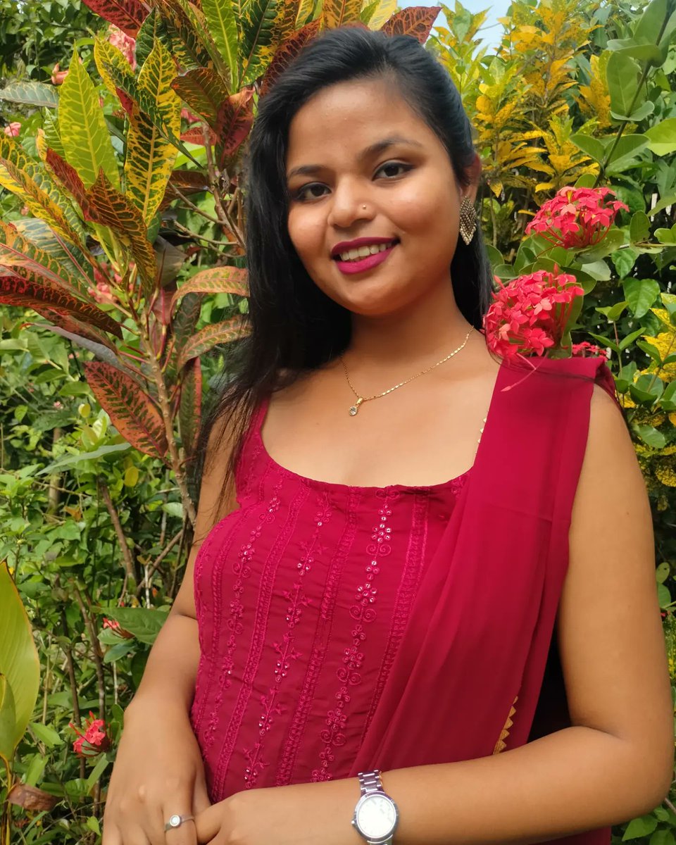 Modhu454's tweet image. মোক ৰঙা কৰিবলৈ ইমানখিনি ৰঙা নালাগে, 
তোমাৰ পোহৰেই হ&apos;ব মোৰ আন্ধাৰৰ শলিতা,
তোমাৰ হাঁহিয়ে হ&apos;ব মোৰ সমাধিৰ,
মই বিচৰা সেই শেষৰ পাহ ৰঙা গোলাপ🌹