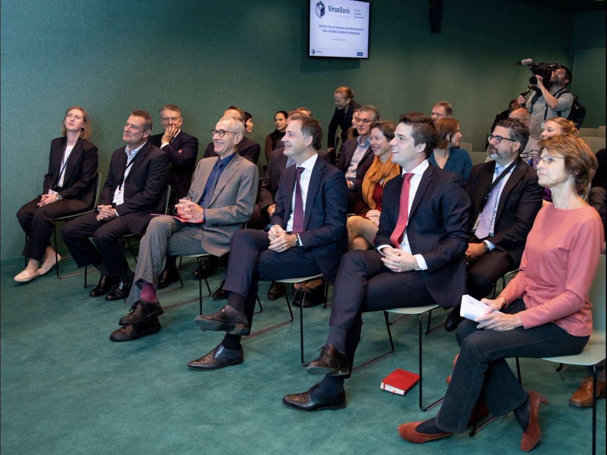 Johan Neyts (@neyts_johan) on Twitter photo Een grote eer dat premier <a href="/alexanderdecroo/">Alexander De Croo 🇧🇪🇪🇺</a> minister Frank Vandenbroucke en staatssecretaris <a href="/ThomasDermine/">Thomas Dermine</a> vandaag het #VirusBankPlatform <a href="/KU_Leuven/">KU Leuven</a> openden. Zeer geïnteresseerde studenten overigens i/d les…😀
Meer informatie in het persbericht.👇
nieuws.kuleuven.be/nl/2023/virusb… Een grote eer dat premier <a href="/alexanderdecroo/">Alexander De Croo 🇧🇪🇪🇺</a> minister Frank Vandenbroucke en staatssecretaris <a href="/ThomasDermine/">Thomas Dermine</a> vandaag het #VirusBankPlatform <a href="/KU_Leuven/">KU Leuven</a> openden. Zeer geïnteresseerde studenten overigens i/d les…😀
Meer informatie in het persbericht.👇
nieuws.kuleuven.be/nl/2023/virusb…