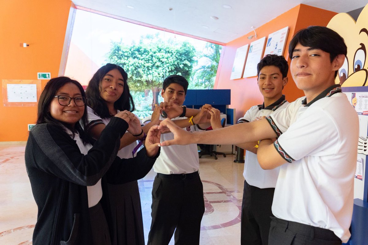 doctoravero's tweet photo. 💛💜A invitación del @critoaxaca, participé con estudiantes del Plantel 44 San Antonio, en la grabación de una cápsula del #Teletón, en las instalaciones del mismo, en Jalpan.
Agradezco la condecoración al #COBAO. Fue reconocido el espíritu solidario del Colegio y sus juventudes. https://t.co/egS9WCJCY0