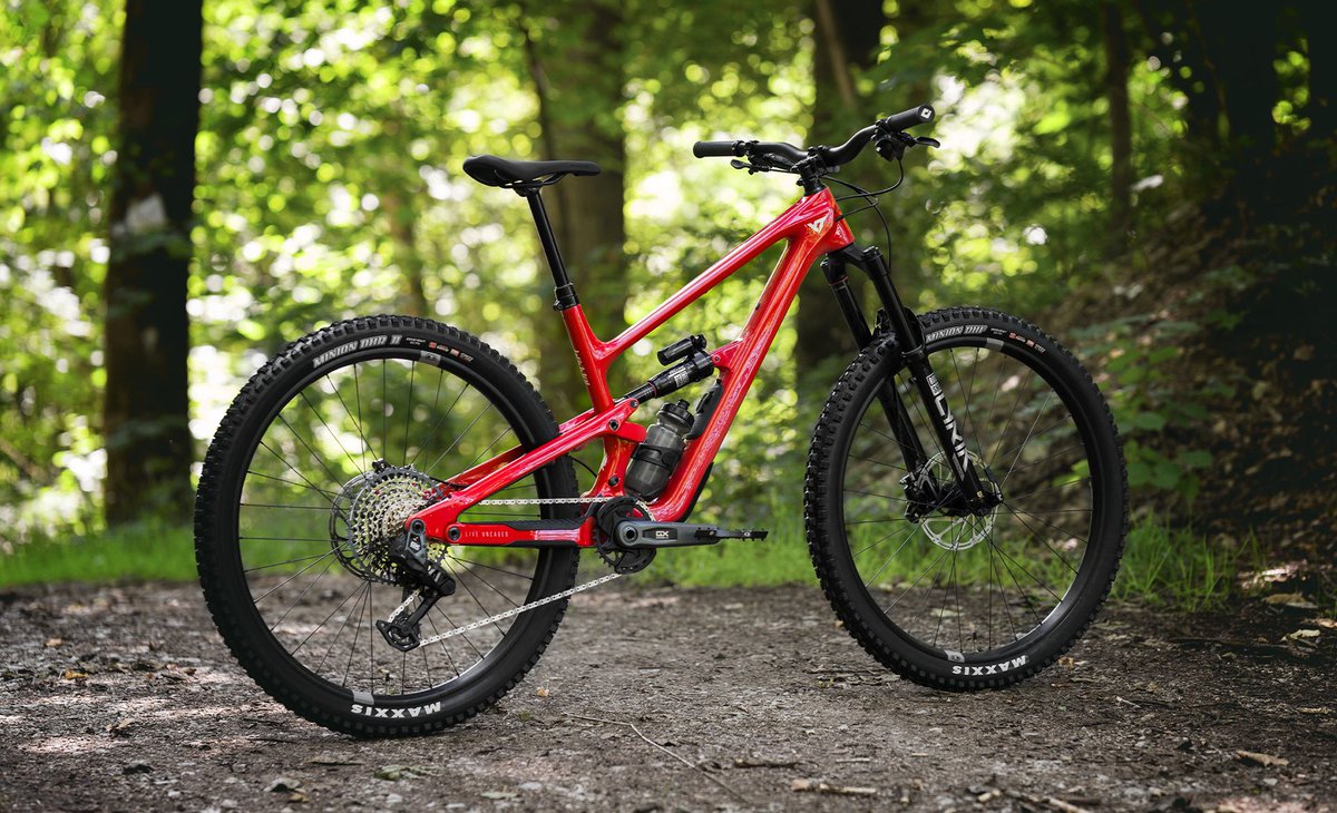 99spokes's tweet photo. The all-new 2024 @YT_Industries Jeffsy still sits squarely in the aggressive trail bike category, with 145mm of travel and a 65 degree headtube angle. As of now, the bike is only available with 29” wheels and the carbon fiber frames feature in frame storage! https://t.co/O4Ia6lWHKp
