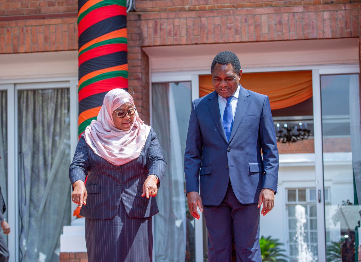 DizzimOnline's tweet photo. Rais Hichilema amesema hayo wakati wa mkutano na waandishi wa habari alioufanya na Rais Samia kwenye Ikulu ya Zambia iliyopo jijini Lusaka. 

Rais Hichilema alisema Wazambia wamechukua hatua hiyo kama zawadi ya kuonyesha ushirikiano mwema baina ya nchi hizi mbili. https://t.co/9UQK1jkbvh