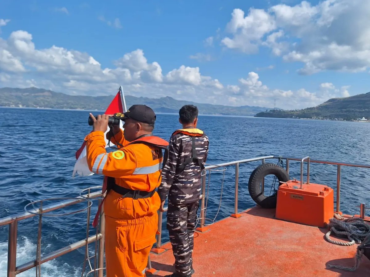 HumasSARKendari's tweet photo. Buton, 25/10 -- Ops SAR H5 terhadap 1 org ABK KM Sumber Rejeki yg terjatuh pada saat terjadi tabrakan dengan MV Sami diperairan tanjung Pemali dihentikan sementara dgn hasil nihil dan akan dilanjutkan kembali bsok pagi
#basarnaskendari
#rb210
#humassar304 https://t.co/fQY7Uyzoju