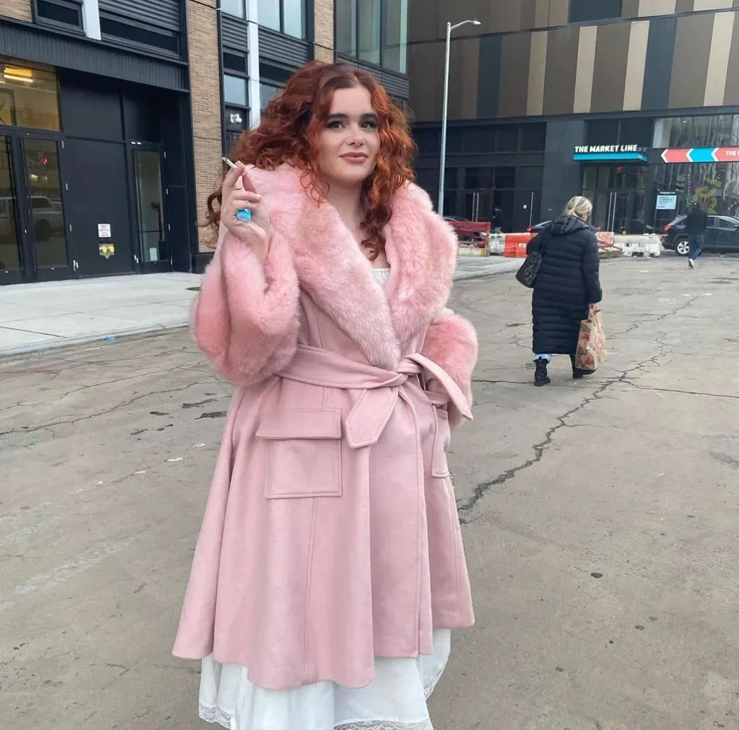 BangstyleTweets's tweet image. We can’t help but fall in love with Barbie Ferreira’s #shade. This Euphoria star chose a bright and bold rendition of #red, a color she rocks brilliantly while matching her new look to her wardrobe. #coppercolor 

CLICK HERE: buff.ly/3Kh5hx8