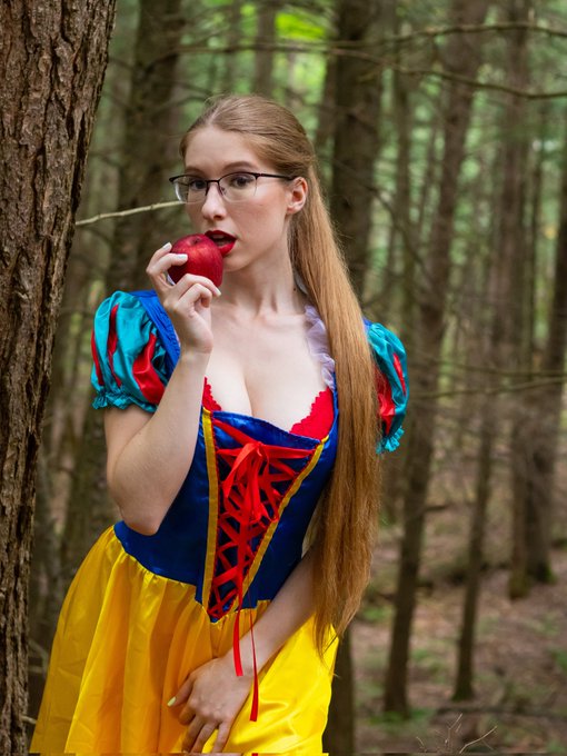 Feel my lips on your apple 🍎 👅  Snow White coming to you LIVE tonight! 💛 https://t.co/GvNrxTfc3T