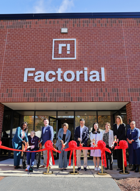 FactorialEnergy's tweet photo. Thrilled to celebrate our new quasi-solid-state battery plant opening in Methuen!

"[Factorial] is going to bring a technology that is going transform the world and we are proud to have Factorial here in Massachusetts" said @MassGovernor
https://t.co/yVWnsXBVF2
#FutureisFactorial https://t.co/RwZmtFUvW2