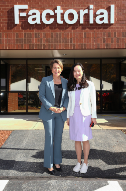 FactorialEnergy's tweet photo. Thrilled to celebrate our new quasi-solid-state battery plant opening in Methuen!

"[Factorial] is going to bring a technology that is going transform the world and we are proud to have Factorial here in Massachusetts" said @MassGovernor
https://t.co/yVWnsXBVF2
#FutureisFactorial https://t.co/RwZmtFUvW2