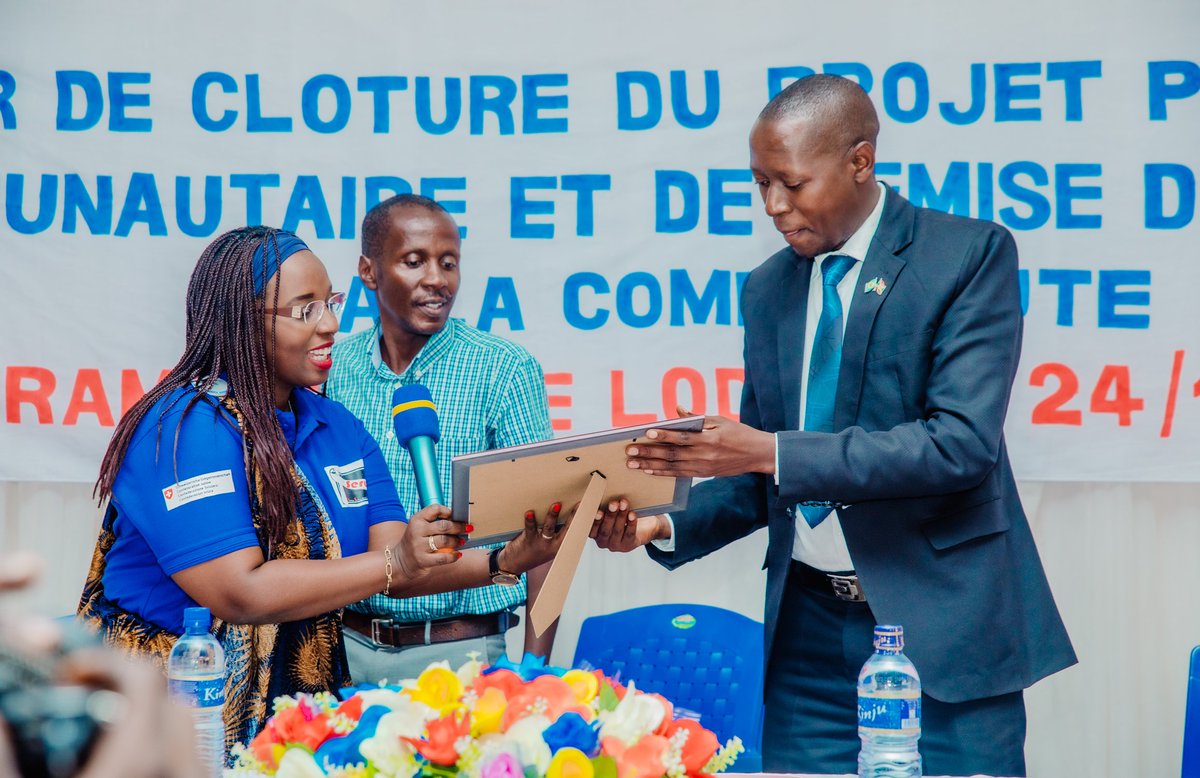 CentreSeruka's tweet photo. @CentreSeruka  a adressé sa reconnaissance à tous ceux qui n'ont ménagé aucun effort pour que la communauté puisse être guérie et engagée.
Le gouverneur de la @MuramvyaProv et les groupes communautaires ont eu des certificats de reconnaissance. https://t.co/yjpphh42xG