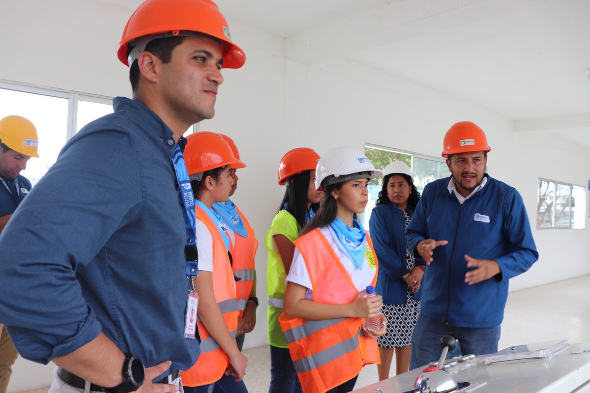 Plan_Ecuador's tweet photo. En Manabí, ⚡Yamileth se posesionó como Gerente General de PortoAguas  🌊. Suleyka, Ashley, Alondra la acompañaron y realizaron🗣️💬 activismo e incidencia para la prevención de embarazo en adolescentes. ¡💙 Gracias Portoaguas por impulsar a las #NiñasConIgualdad!
#TomadePoder https://t.co/7RW0JXYa42