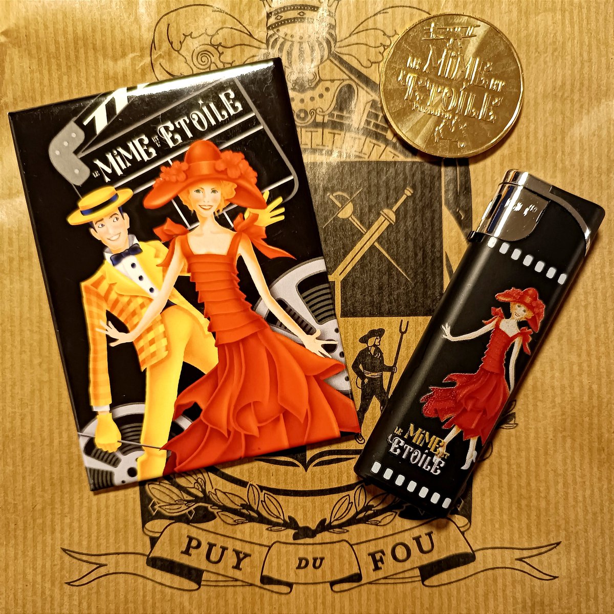 #Concours ⏩ Suite à notre visite du <a href="/PuyduFou/">Puy du Fou</a> ce week-end, nous organisons un petit concours autour de la grande nouveauté 2023 du #parc "Le Mime et l'Etoile" 🎥

Tentez de gagner ce lot comprenant :
- la médaille de collection du #spectacle millésime 2024 frappée par la
