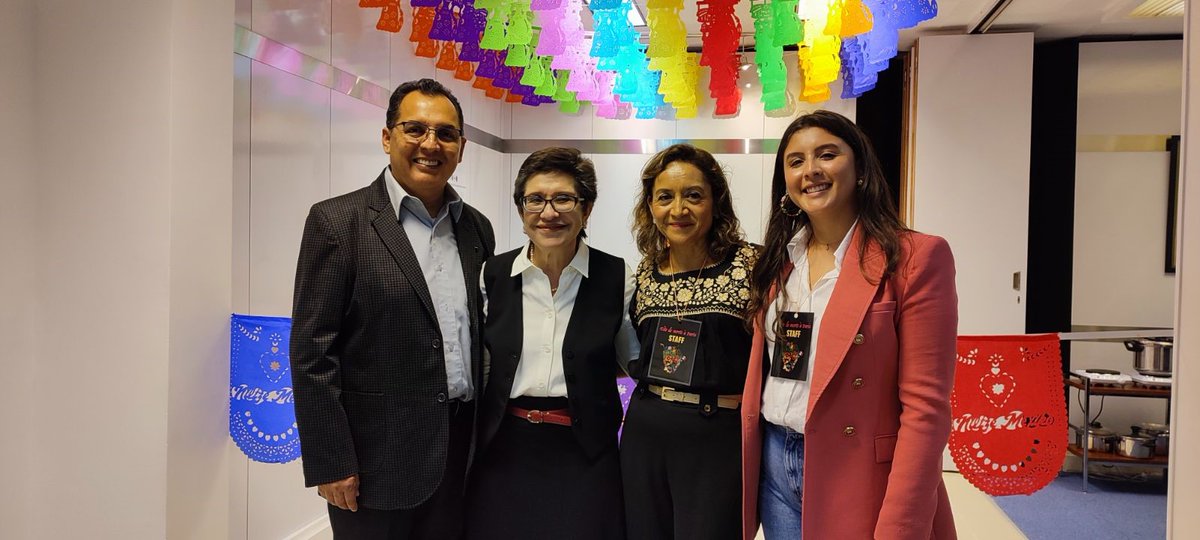 EmbaMexFra's tweet photo. #RetoAltares🇲🇽🇫🇷

La temporada de #DíaDeMuertos🏵️💀🕯️llegó este año a la Sección Consular de la @EmbamexFra con el tradicional #AltarDeMuertos

En esta ocasión se contó con la colaboración del festival #LaFêteDesMortsàParis y #NitzeMexiko, a quienes agradecemos su apoyo

@IME_SRE https://t.co/FYvgda3w5D