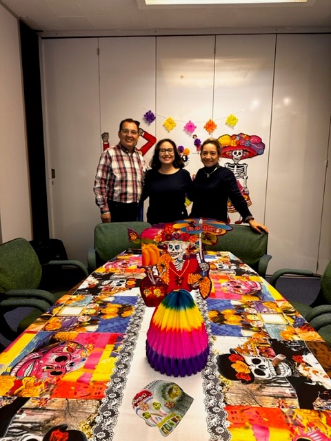 EmbaMexFra's tweet photo. #RetoAltares🇲🇽🇫🇷

La temporada de #DíaDeMuertos🏵️💀🕯️llegó este año a la Sección Consular de la @EmbamexFra con el tradicional #AltarDeMuertos

En esta ocasión se contó con la colaboración del festival #LaFêteDesMortsàParis y #NitzeMexiko, a quienes agradecemos su apoyo

@IME_SRE https://t.co/FYvgda3w5D