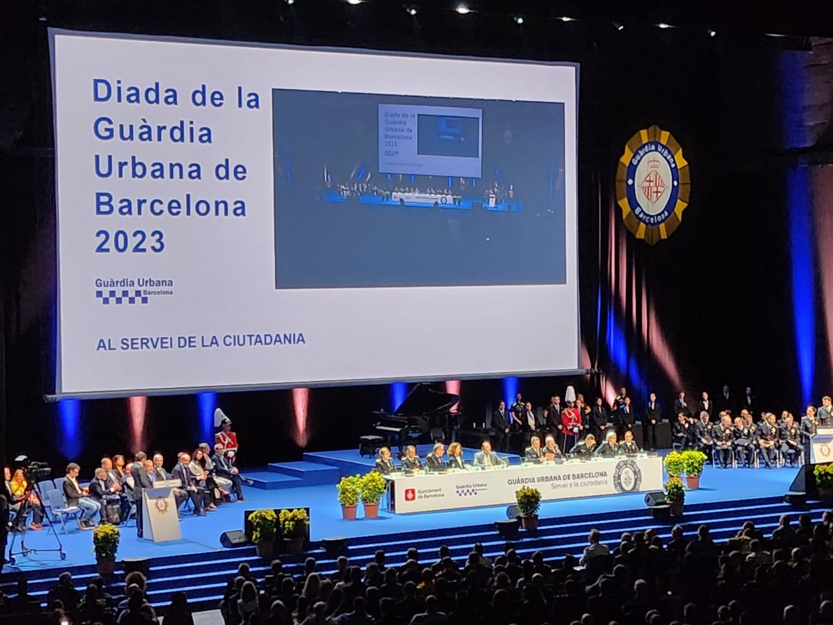 Presidint la #Diada de la <a href="/GUBBarcelona/">Guàrdia Urbana Barcelona</a> 2023. El reconeixement merescut a la feina ben feta del Cos i dels seus agents.  Moltes gràcies per l'esforç i per l'esperit de servei refermat cada dia. #Barcelona <a href="/bcn_ajuntament/">Ajuntament de Barcelona</a> #seguretat #convivència #civisme