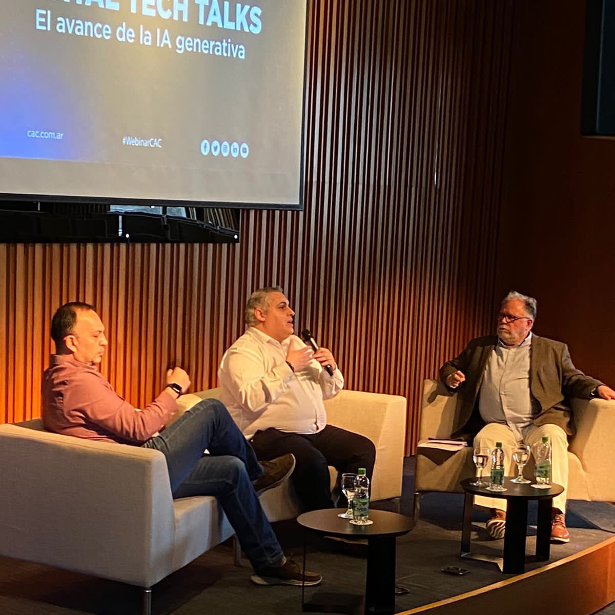 CACteinforma's tweet image. Gonzalo Germán Becerra, Cloud Solution Architect de Data e Inteligencia Artificial en Microsoft, explica la diferencia entre la inteligencia artificial discriminativa y la generativa. #DigitalTechTalks
