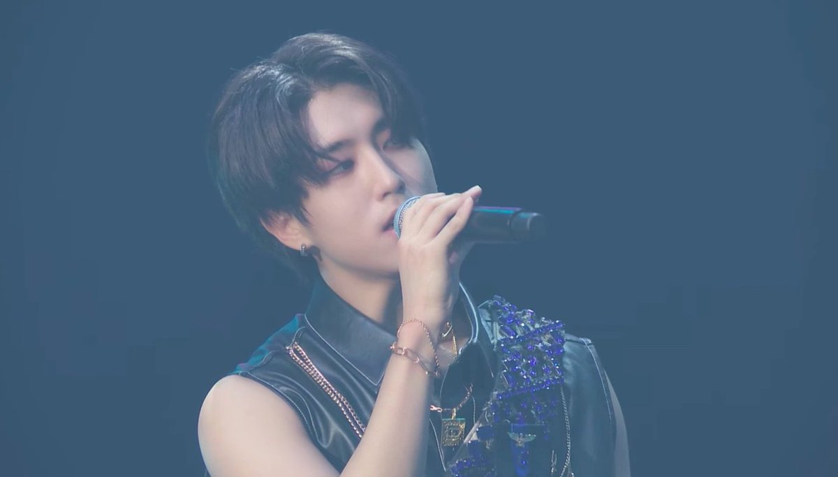 skzshots's tweet photo. "Leave" Stage Video ㅡ HAN https://t.co/ahmKlCbqFs