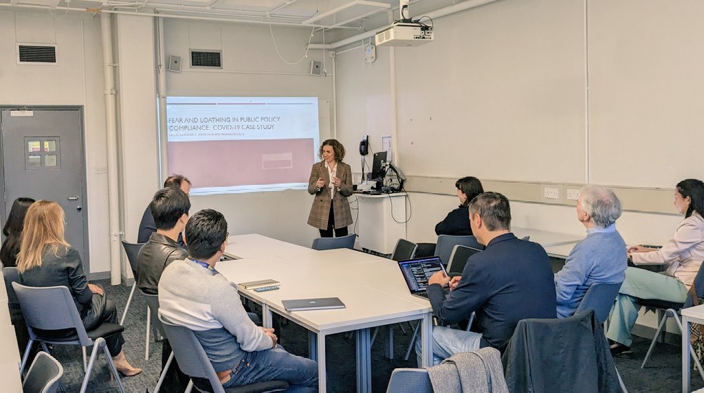 Colleague @Stella_Ladi presenting recent work on fear and loathing in #PublicPolicy compliance: a #Covid19 case study. 

Seminar organised by the Public Management and Regulation group of <a href="/sbmqmul/">QMUL School of Business and Management</a>