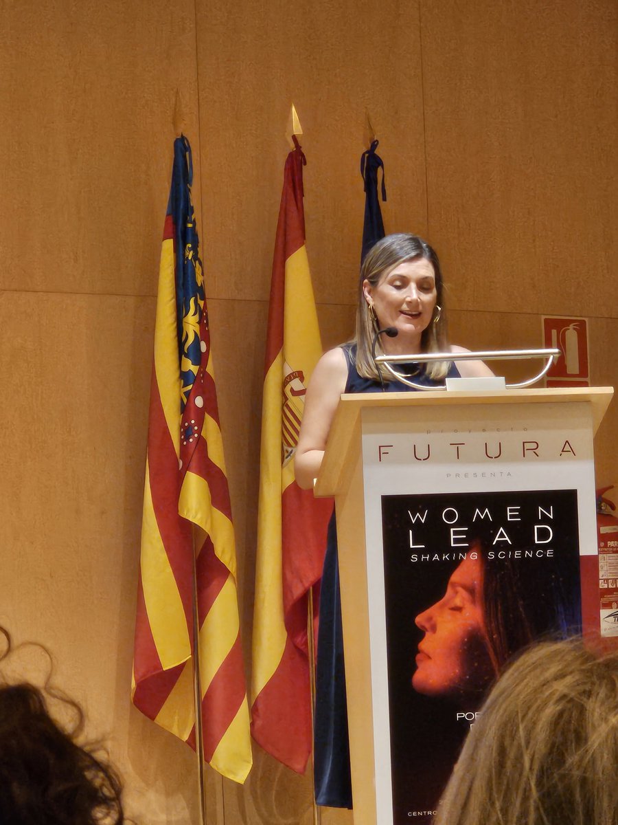 AmparoAlcina's tweet photo. Nuestra querida Silvia Rueda, compañera de @AMITMu_Val, ahora responsable de la @UMyC_Ciencia, clausura la jornada #proyectofutura https://t.co/RyOkKsQxjK