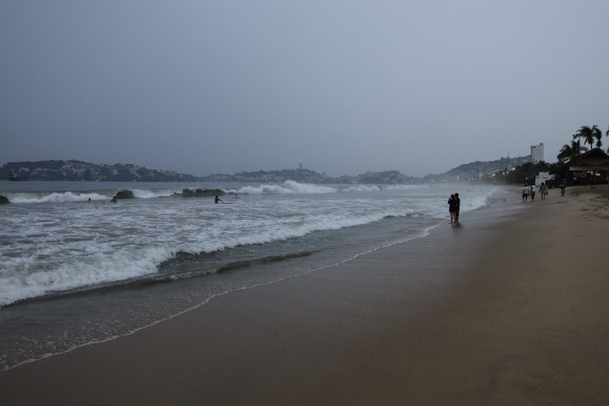 El_Universal_Mx's tweet photo. 🔴 ¡Acapulco sin luz, teléfono ni internet tras el paso de "Otis"! 

⛈️ Este miércoles el puerto de Acapulco amaneció sin luz, sin red telefónico ni internet, debido al paso del huracán "Otis" de categoría 5. 

😰 Tanto habitantes como autoridades de esta entidad desconocían la magnitud de los daños provocados por el huracán "Otis", hasta el momento el presidente López Obrador señaló que afortunadamente no se ha registrado ningún fallecimiento a consecuencia de este fenómeno, solamente se han reportado daños materiales.  
 
💧 Hasta el momento, la Conagua reportó que "Otis" se ha degradado y ha pasado a ser un huracán de categoría 2, mientras ingresaba a territorio de Guerrero 
 
📷 #FOTOS AFP, EFE AP