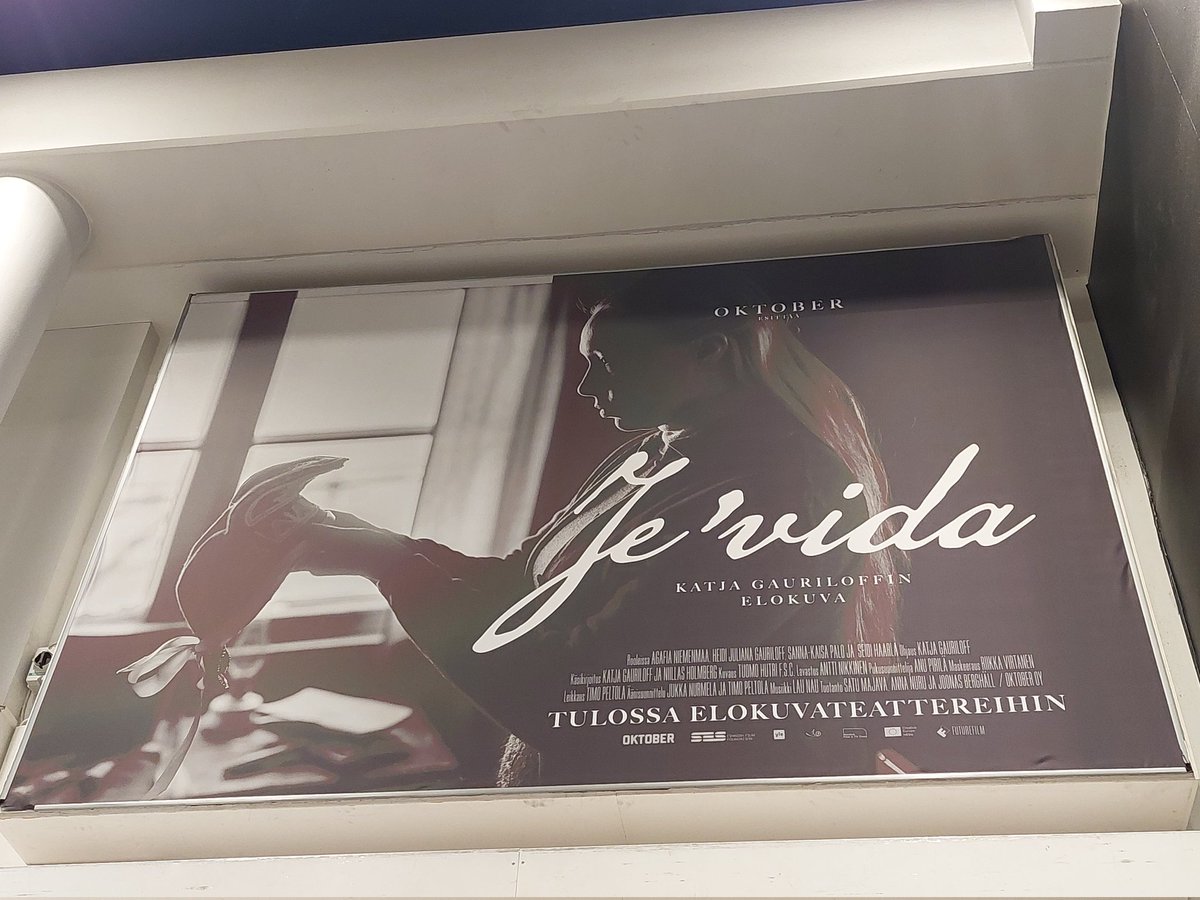 jari_hakanen's tweet photo. Mitä tapahtui, kun Je'vidasta tuli Iida? Onpa kipeän kaunis hieno kotimainen elokuva ja eka koltansaamelainen.Kieltä puhuu n. 300 äidinkielenään ja oli upeaa kuulla tätä jännittävää kieltä koko leffan. Taas niitä, jotka ovat ylivertaisia elokuvateatterissa nähtynä #jevida https://t.co/TsPCBVBAMi