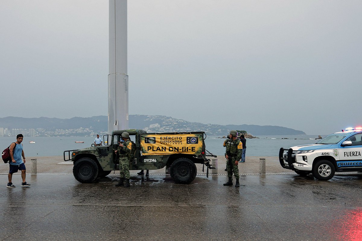 El_Universal_Mx's tweet photo. 🔴 ¡Acapulco sin luz, teléfono ni internet tras el paso de "Otis"! 

⛈️ Este miércoles el puerto de Acapulco amaneció sin luz, sin red telefónico ni internet, debido al paso del huracán "Otis" de categoría 5. 

😰 Tanto habitantes como autoridades de esta entidad desconocían la magnitud de los daños provocados por el huracán "Otis", hasta el momento el presidente López Obrador señaló que afortunadamente no se ha registrado ningún fallecimiento a consecuencia de este fenómeno, solamente se han reportado daños materiales.  
 
💧 Hasta el momento, la Conagua reportó que "Otis" se ha degradado y ha pasado a ser un huracán de categoría 2, mientras ingresaba a territorio de Guerrero 
 
📷 #FOTOS AFP, EFE AP