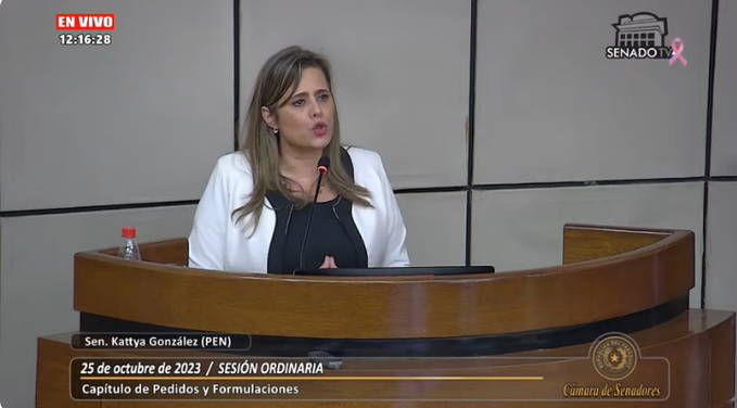 ElpremaArturopy's tweet photo. Kattya pidió que inicien el proceso de expulsión si consideran que sus títulos no son legítimos y Rafael pidió que acompañen su pedido de desafuero para someterse a la justicia. Así actúan los que no ocultan nada, no como otros que se escudan en su movimiento político y su líder. https://t.co/JvRbP7FCRr